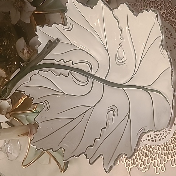 Ceramic Oversized Leaf Shaped Serveware or Centerpiece - Picture 7 of 8